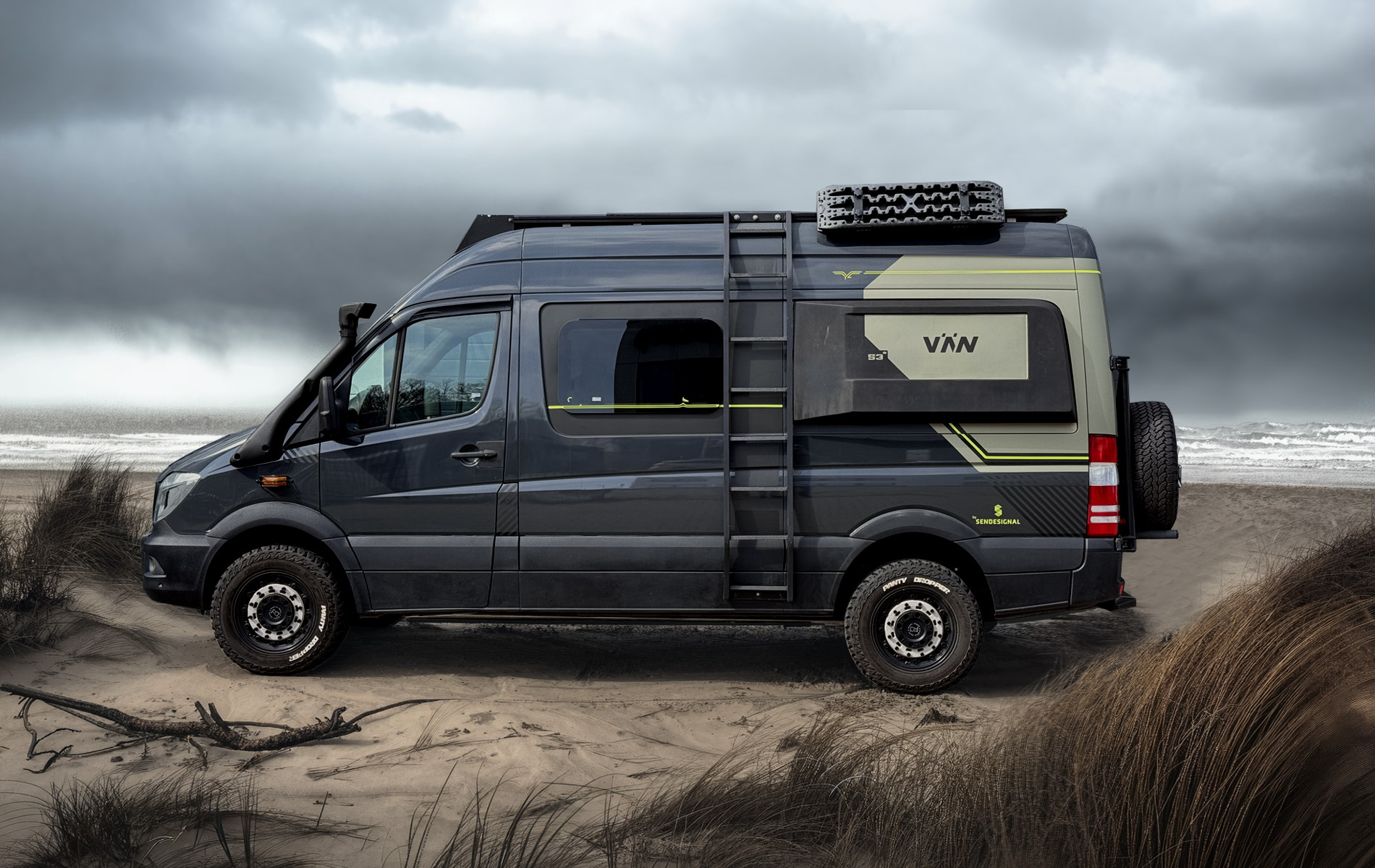 Seitenansicht von Mercedes Sprinter Camper mit schwarzer Folierung und grünen Details am Strand