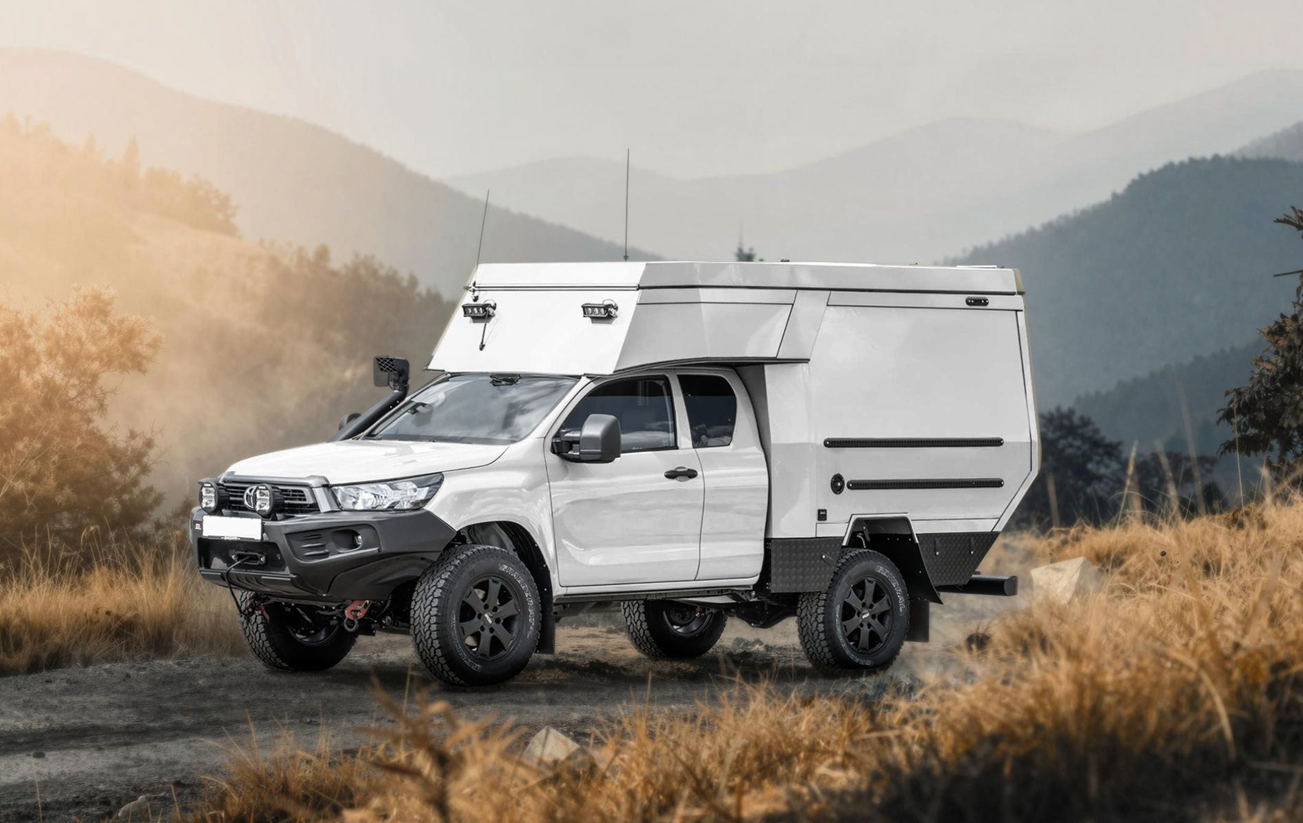 Weißes Expeditionsfahrzeug auf einem Feldweg