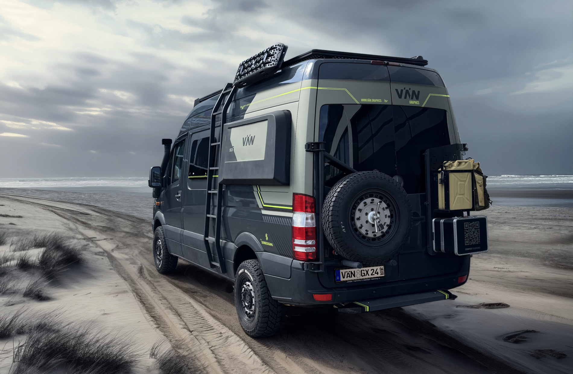 Mercedes Sprinter Camper schwarz/grün foliert Detail Schräge Hinteransicht von Mercedes Sprinter Camper mit schwarzer Folierung und grünen Details am Strand