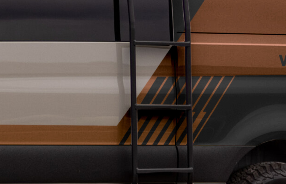 Mercedes Sprinter Camper mit linienförmiger orange/schwarzer Folierung Seitendetail mit Leiter