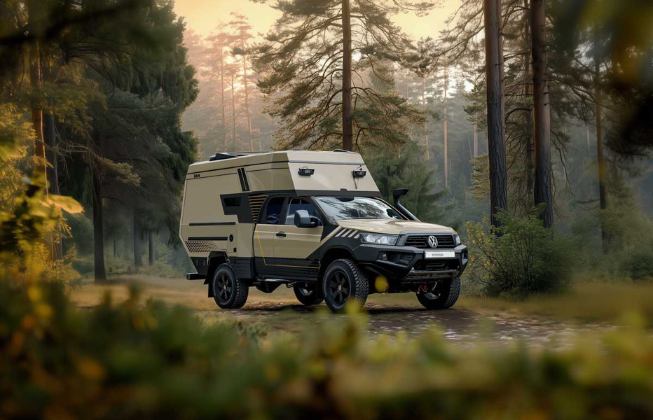 Expeditionsfahrzeug mit sandfarbener und schwarzer Folierung steht auf einem Waldweg, umgeben von hohen Bäumen und warmem Abendlicht