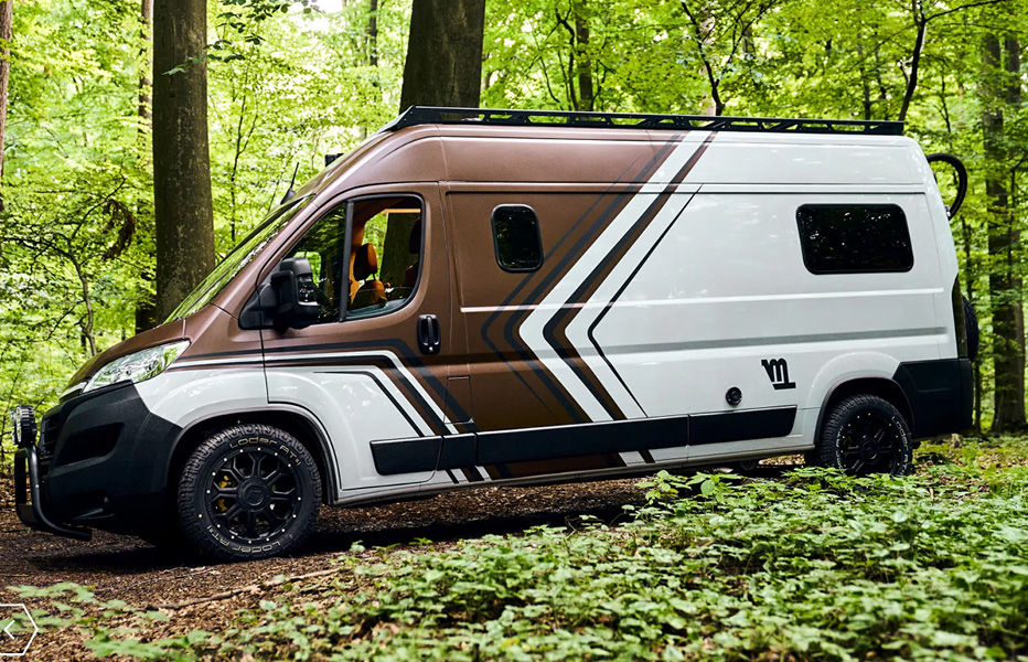 Seitenansicht von Fiat Ducato Camper mit schwarzen Linien und braun/weißer Folierung im Wald