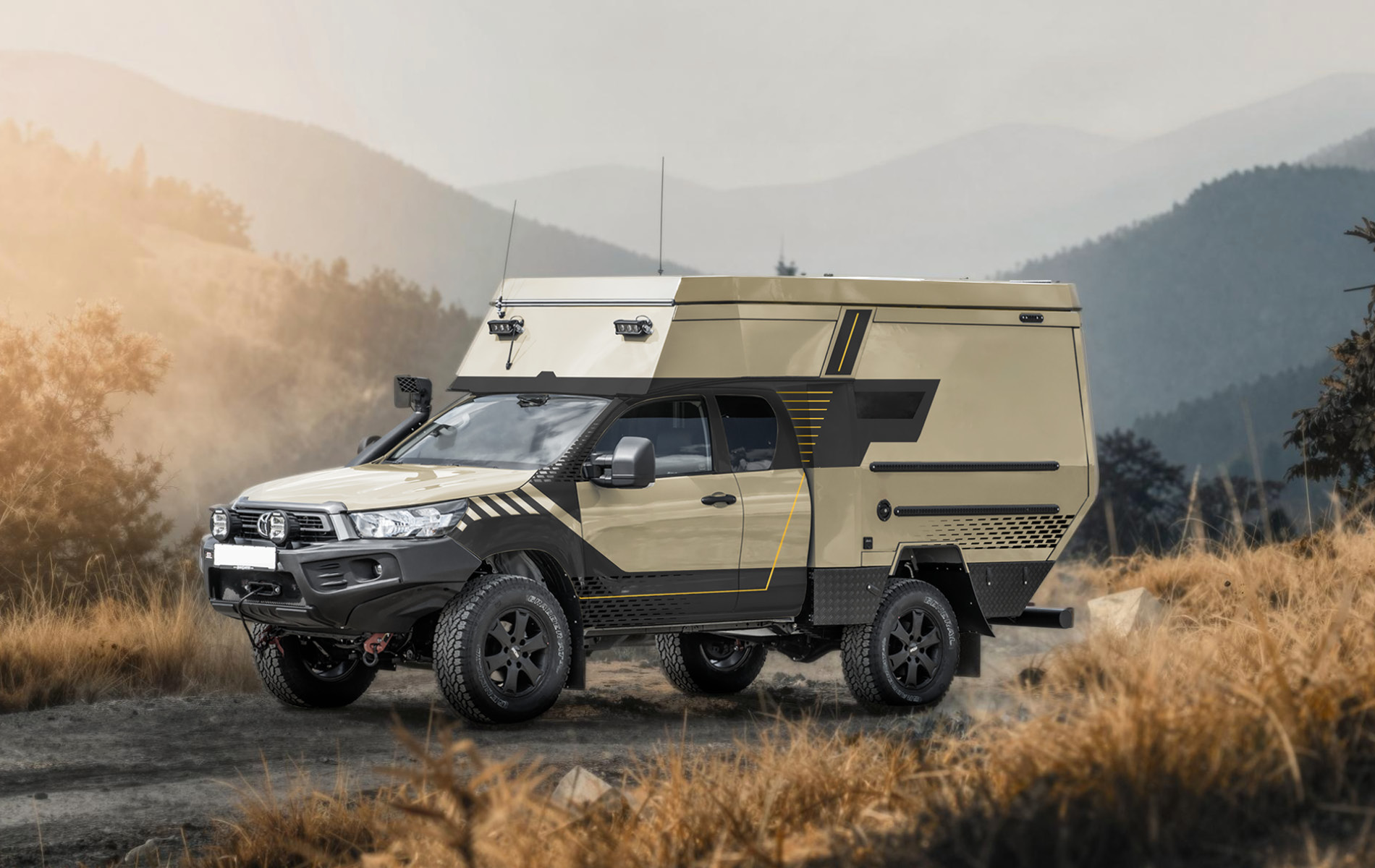 Expeditionsfahrzeug mit sandfarbener und schwarzer Folierung steht auf Feldweg