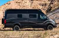 vaen_graphics_vanme_sprinter3 Seitenansicht Fiat Ducato Campervan mit Wellendesign-Folierung auf schwarzer Grundlage
