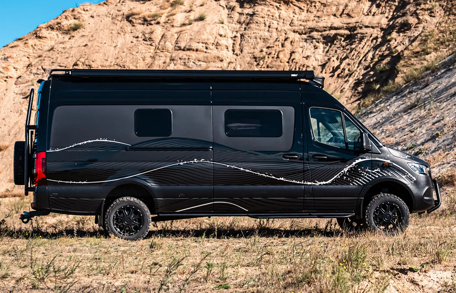 Seitenansicht Fiat Ducato Campervan mit Wellendesign-Folierung auf schwarzer Grundlage