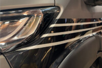 van_graphices_aktivcamper145 Mercedes Sprinter Camper mit linienförmiger grau/schwarzer Folierung Detail vorne links