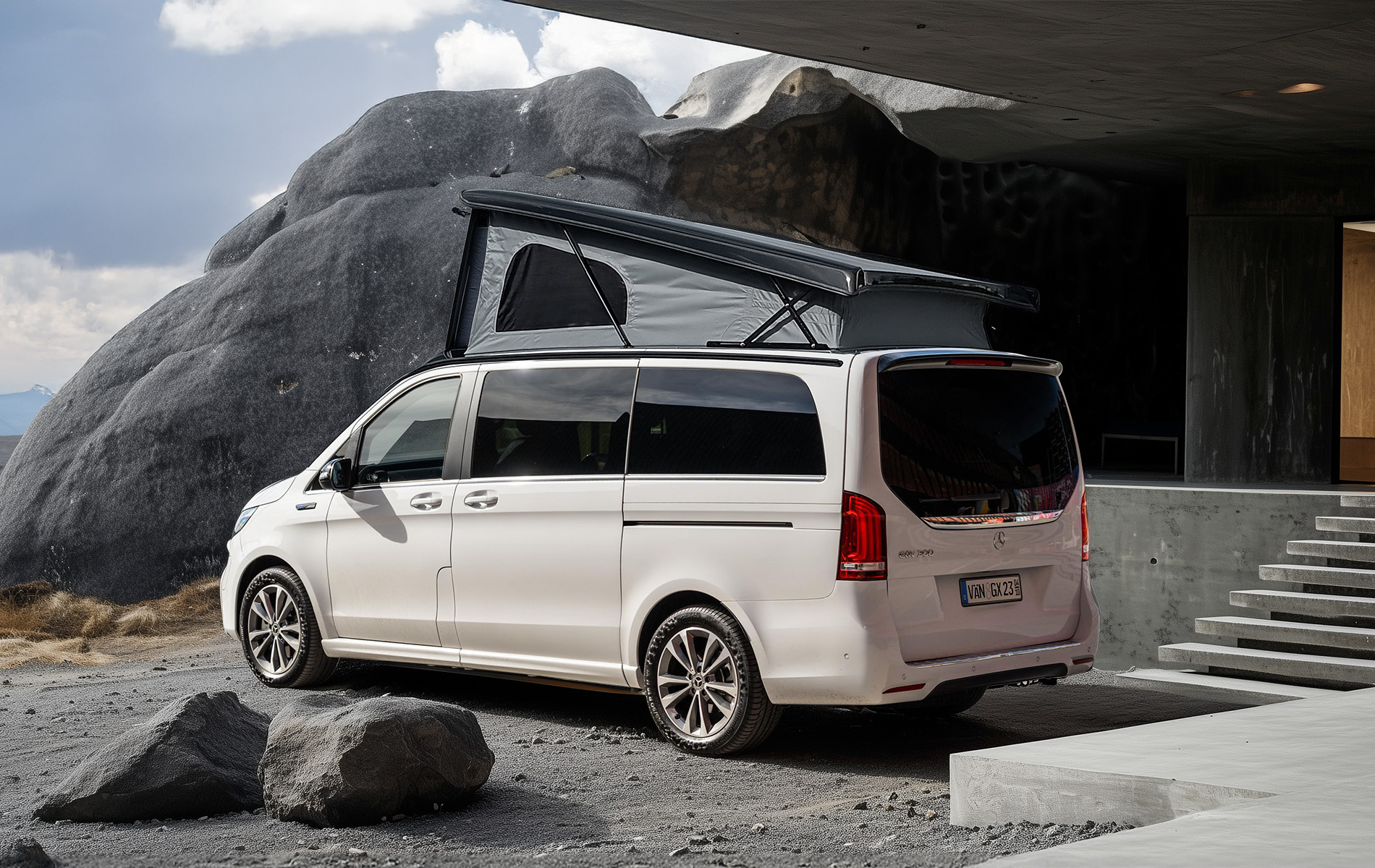 Mercedes EQV Elektro Camperin schlicht weiß