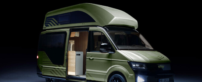 Elektro Camper mit Hochdach und geöffneter Seitentür – Designfolierung in Grün und Schwarz