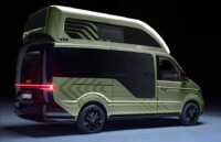 Elektro Camper Folierung – modernes Design in Grün und Schwarz mit Hochdach Elektro Camper mit Hochdach und geometrischer Folierung in Grün und Schwarz – modernes Fahrzeugdesign