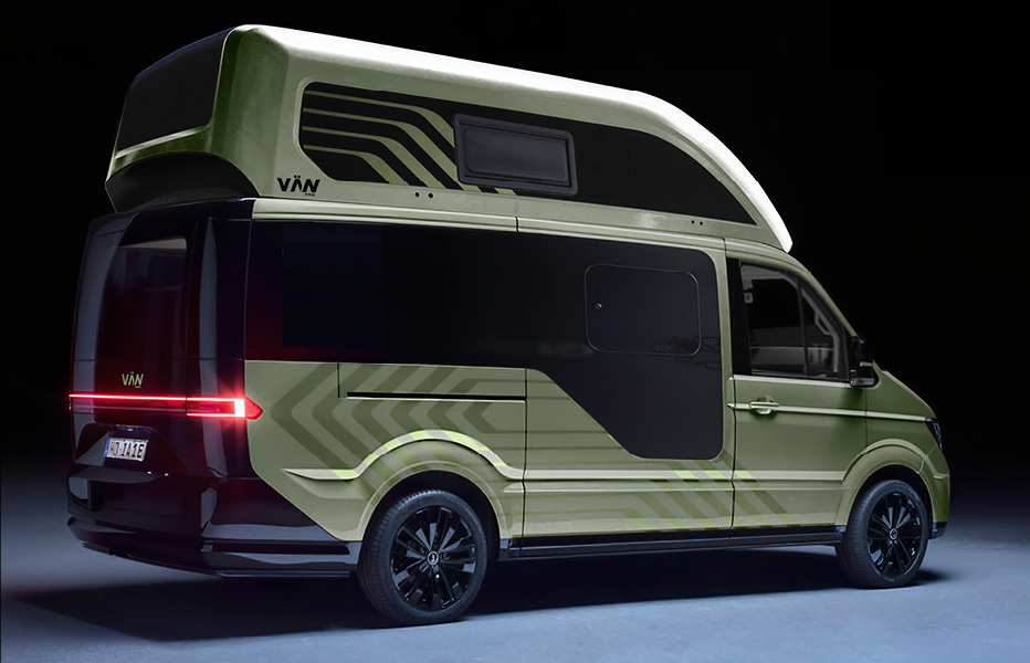 Elektro Camper mit Hochdach und geometrischer Folierung in Grün und Schwarz – modernes Fahrzeugdesign
