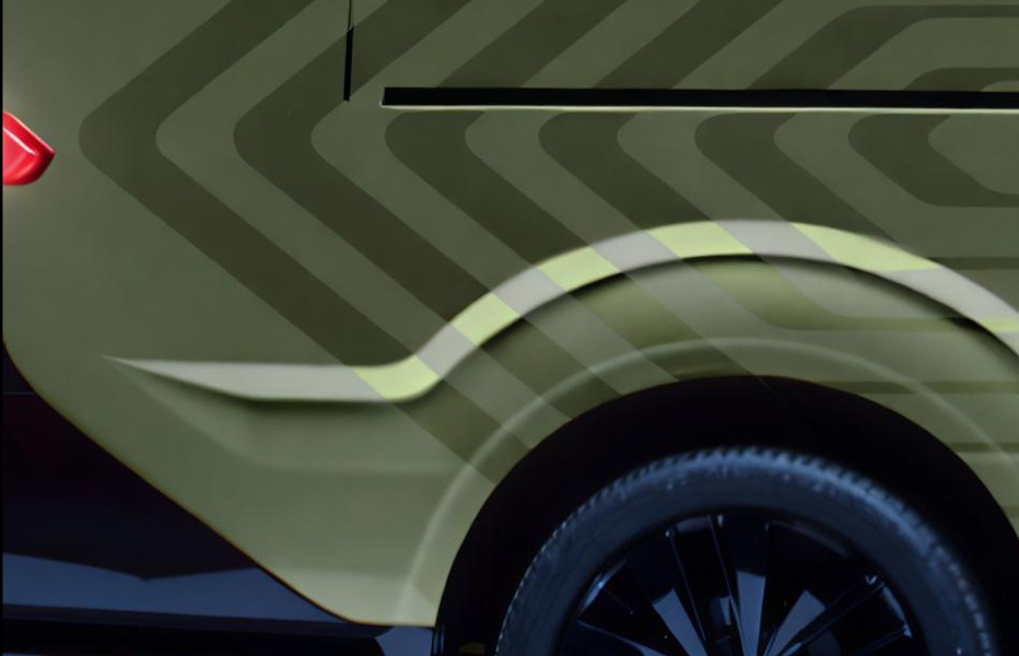 Detailansicht der Folierung am Elektro Camper mit geometrischem Muster in Grüntönen