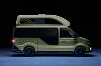 Elektro Camper Folierung Seitenansicht – modernes Design mit Hochdach Elektro Camper mit Hochdach und moderner Folierung in Grün und Schwarz – Seitenansicht