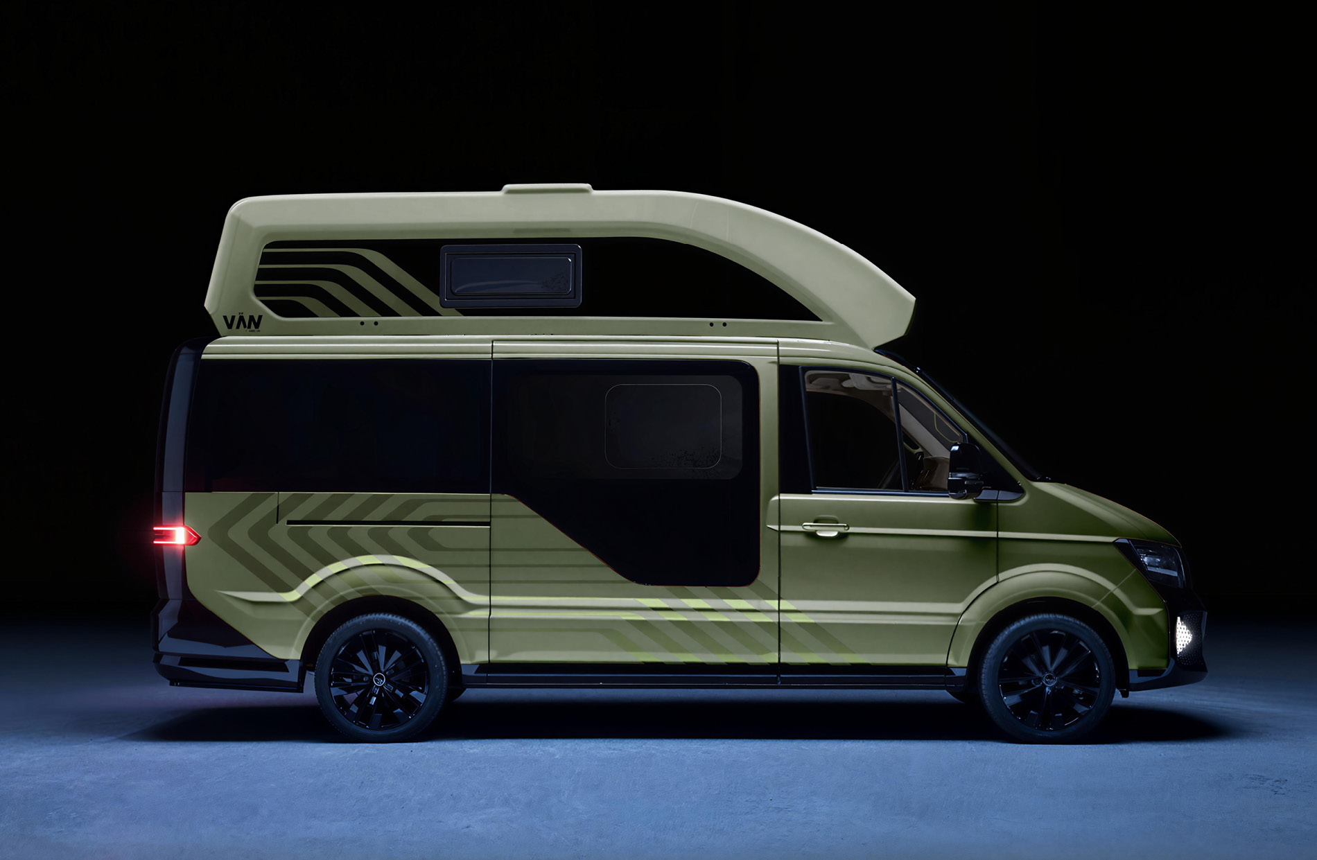 Elektro Camper mit Hochdach und moderner Folierung in Grün und Schwarz – Seitenansicht