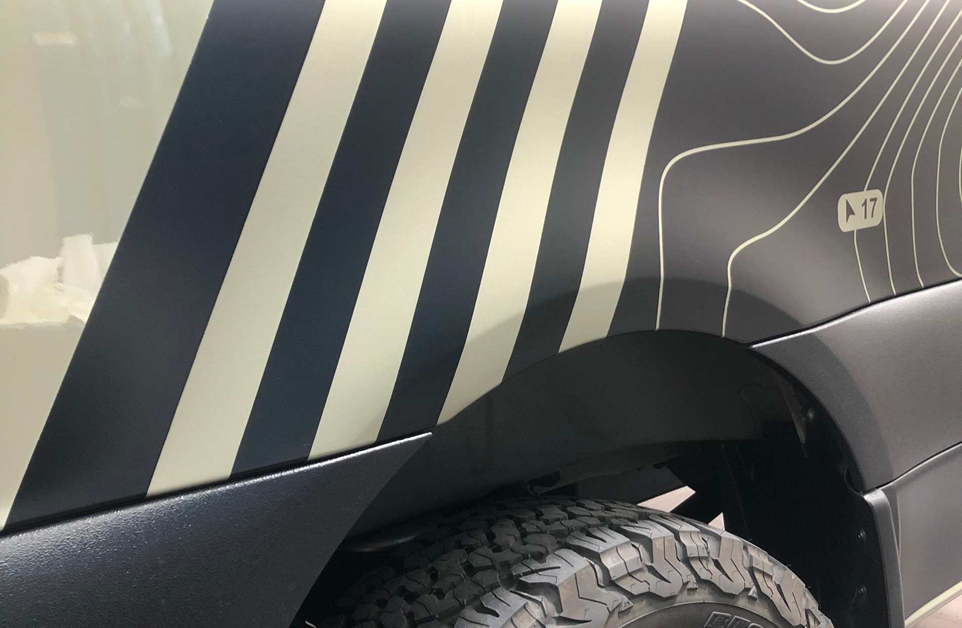 Vanfolierung Detailansicht Hinten Camper Van in schwarz/grüner Folierung