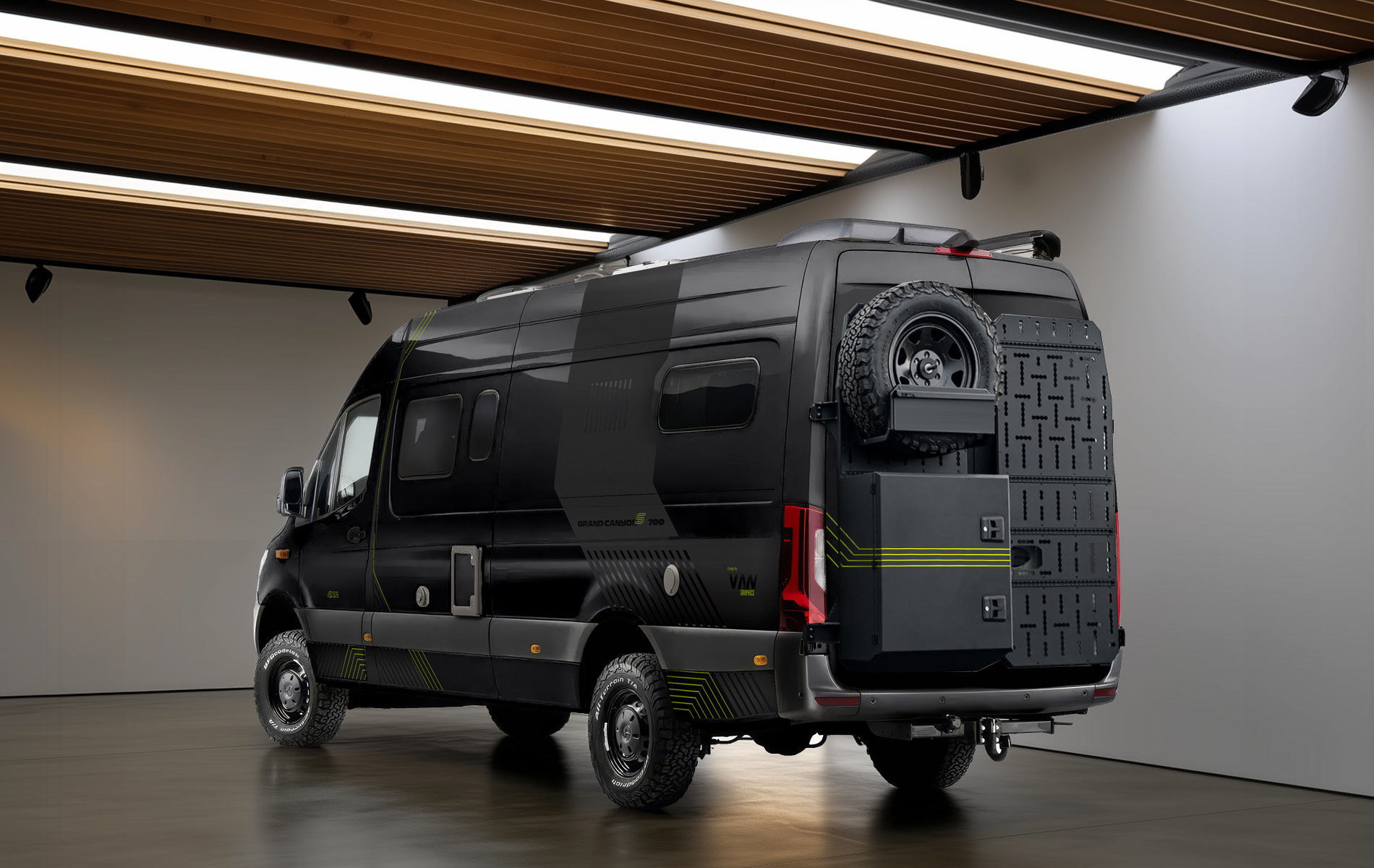 Detailansicht eines Campers mit minimalistischer Folierung und moderner Linienführung