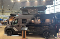 Fiat Ducato Camper Komplett – Offroad Design mit schwarz/grauer Folierung Fiat Ducato Campervan mit grau/schwarzer Folierung und Dachzelt mit auf Messe in Komplettansicht