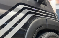 Fiat Ducato Camper – schwarz/graue Designfolierung Detailansicht vordere Ecke Fiat Ducato Campervan mit dunkler Folierung und Offroad-Design quer