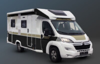 Weltendesign – individuelle Folierung für Wohnmobil Wohnmobil mit Welt-Designfolierung und VÄN GRAPHICS-Branding in vorderer Schrägansicht