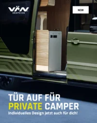 VÄN Graphics Kampagnenmotiv – Tür auf für private Camper Geöffnete Tür eines grün folierten Campers mit Blick ins Interieur, VÄN Graphics Kampagnenmotiv "Tür auf für private Camper"